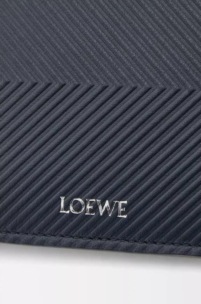 Cartera doble en piel de becerro clásica texturizada Deep Navy Cartera doble en piel de becerro clásica texturizada Deep Navy