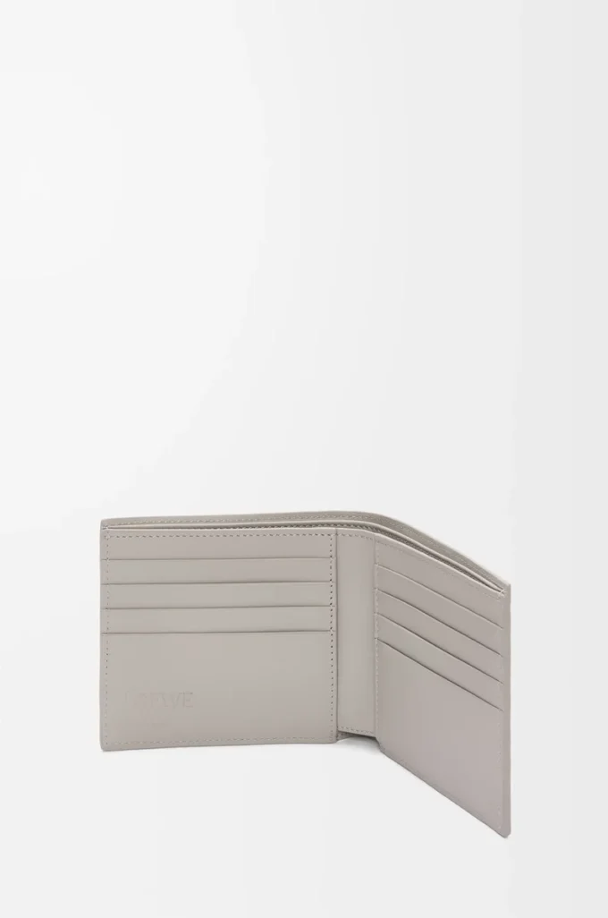 Cartera doble en piel de becerro satinada gris concha Cartera doble en piel de becerro satinada gris concha