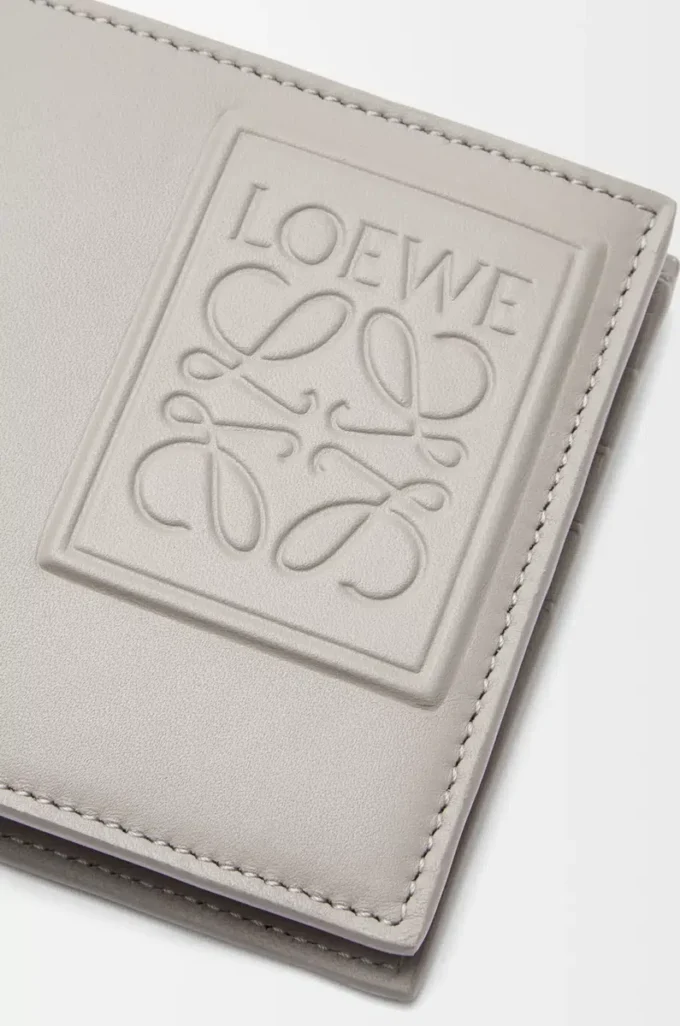 Cartera doble en piel de becerro satinada gris concha Cartera doble en piel de becerro satinada gris concha