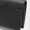 Cartera horizontal larga Puzzle en piel de becerro clásica.