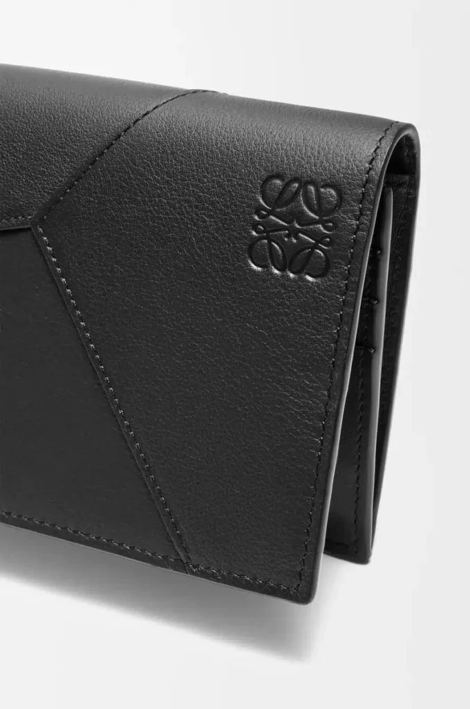 Cartera horizontal larga Puzzle en piel de becerro clásica.
