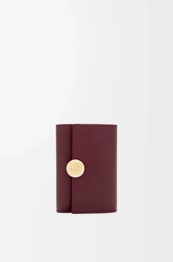 Cartera pequeña vertical Pebble en piel de becerro napa brillante color burdeos