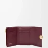 Cartera pequeña vertical Pebble en piel de becerro napa brillante color burdeos