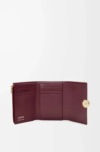 Cartera pequeña vertical Pebble en piel de becerro napa brillante color burdeos