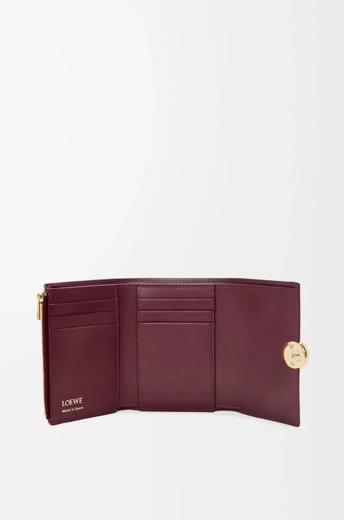 Cartera pequeña vertical Pebble en piel de becerro napa brillante color burdeos