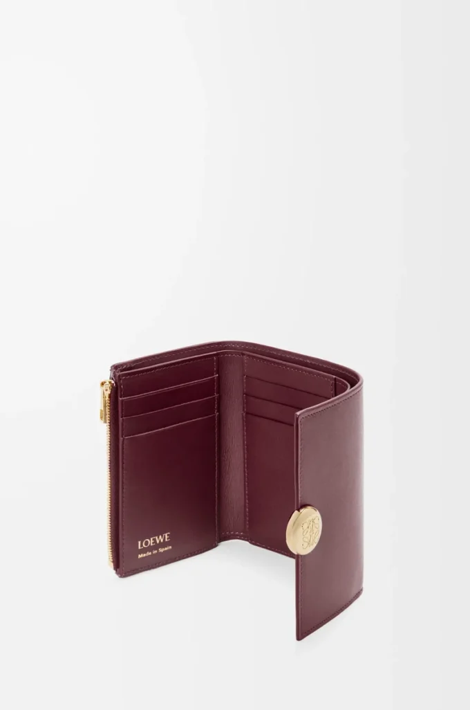 Cartera pequeña vertical Pebble en piel de becerro napa brillante color burdeos