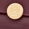Cartera pequeña vertical Pebble en piel de becerro napa brillante color burdeos