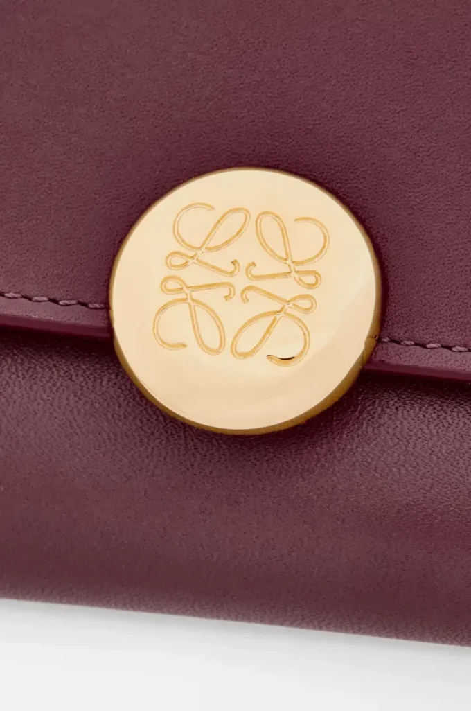Cartera pequeña vertical Pebble en piel de becerro napa brillante color burdeos