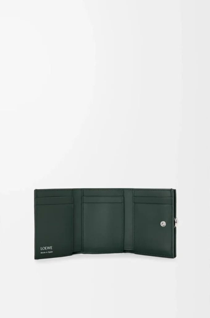 Cartera plegable de tres pliegues en piel de becerro granulada Pebble, color Sherwood