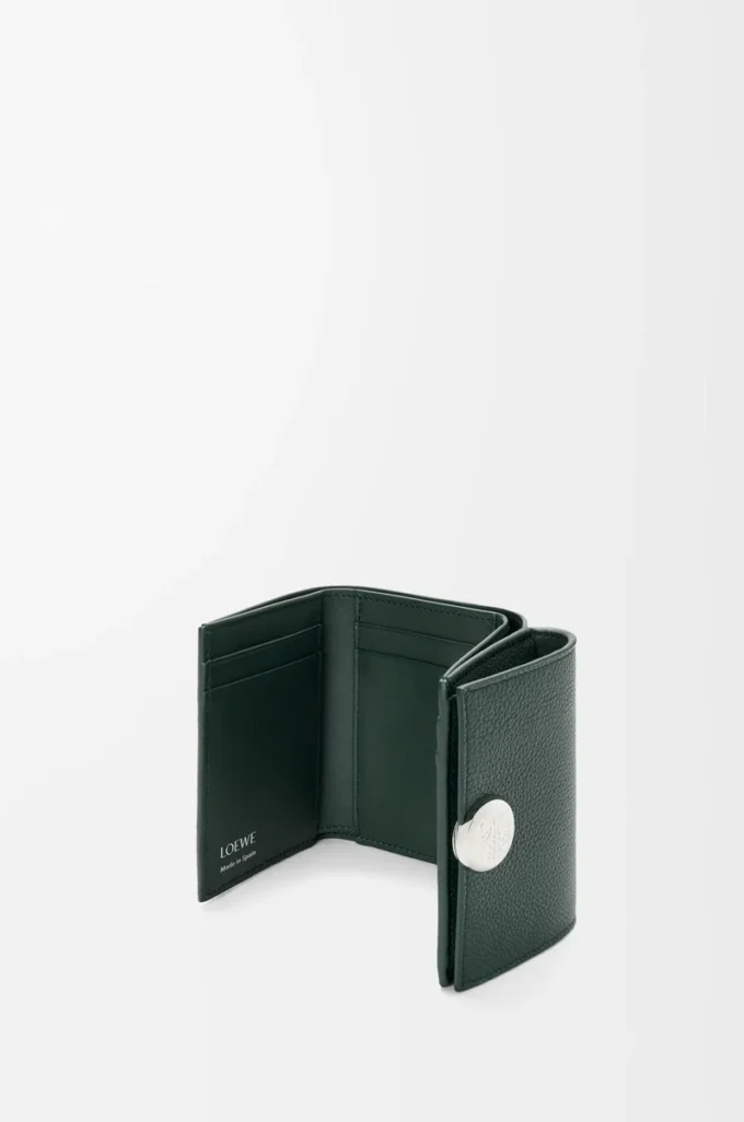 Cartera plegable de tres pliegues en piel de becerro granulada Pebble, color Sherwood