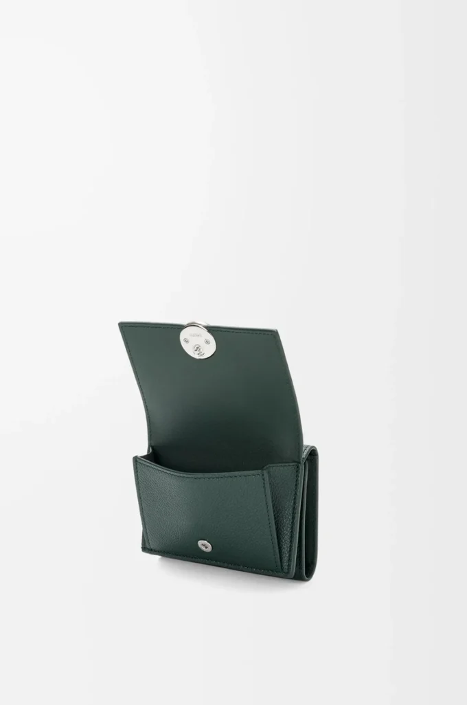 Cartera plegable de tres pliegues en piel de becerro granulada Pebble, color Sherwood