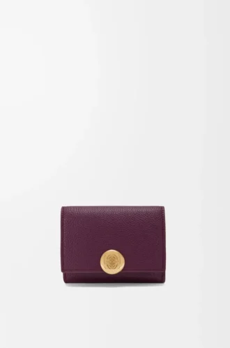 Cartera plegable de tres pliegues en piel de becerro granulado color ciruela