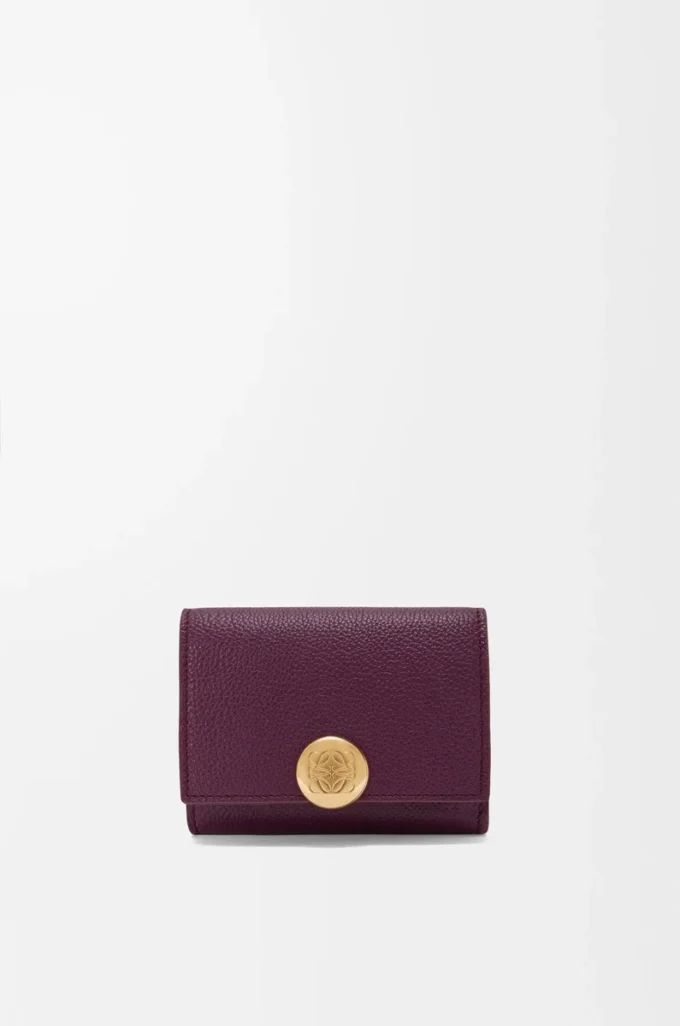 Cartera plegable de tres pliegues en piel de becerro granulado color ciruela Cartera plegable de tres pliegues en piel de becerro granulado color ciruela