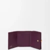 Cartera plegable de tres pliegues en piel de becerro granulado color ciruela Cartera plegable de tres pliegues en piel de becerro granulado color ciruela