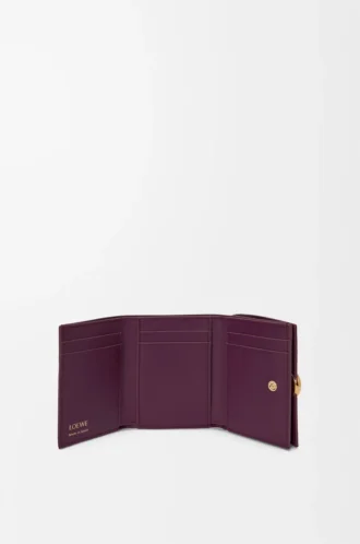 Cartera plegable de tres pliegues en piel de becerro granulado color ciruela