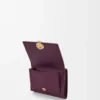Cartera plegable de tres pliegues en piel de becerro granulado color ciruela Cartera plegable de tres pliegues en piel de becerro granulado color ciruela