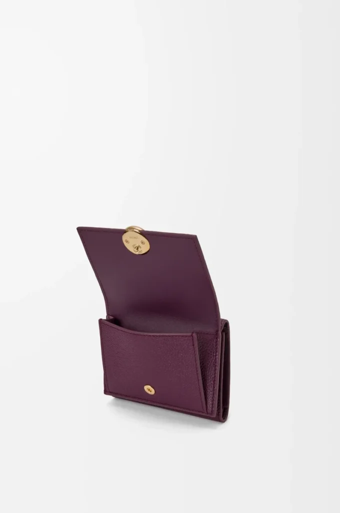 Cartera plegable de tres pliegues en piel de becerro granulado color ciruela Cartera plegable de tres pliegues en piel de becerro granulado color ciruela