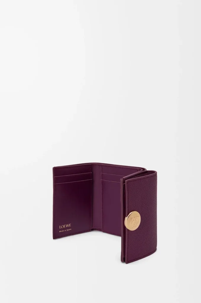 Cartera plegable de tres pliegues en piel de becerro granulado color ciruela Cartera plegable de tres pliegues en piel de becerro granulado color ciruela