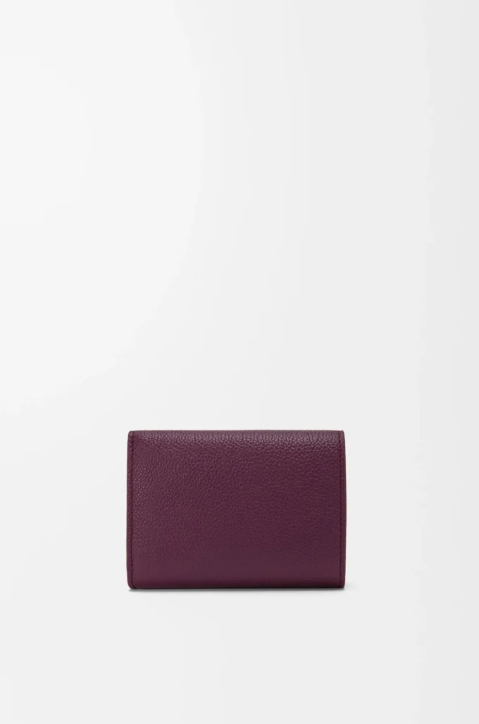 Cartera plegable de tres pliegues en piel de becerro granulado color ciruela Cartera plegable de tres pliegues en piel de becerro granulado color ciruela