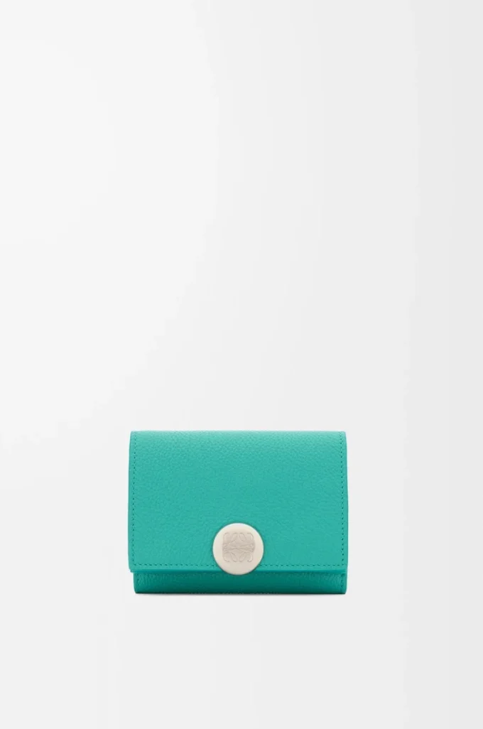 Cartera plegable de tres pliegues en piel de becerro granulado Pebble color aguamarina Cartera plegable de tres pliegues en piel de becerro granulado Pebble color aguamarina