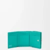 Cartera plegable de tres pliegues en piel de becerro granulado Pebble color aguamarina Cartera plegable de tres pliegues en piel de becerro granulado Pebble color aguamarina