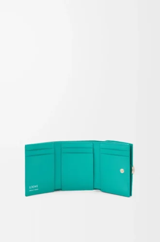 Cartera plegable de tres pliegues en piel de becerro granulado Pebble color aguamarina