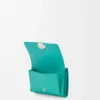 Cartera plegable de tres pliegues en piel de becerro granulado Pebble color aguamarina Cartera plegable de tres pliegues en piel de becerro granulado Pebble color aguamarina