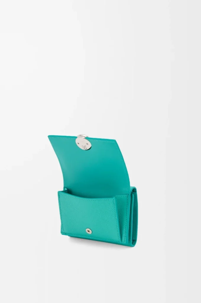 Cartera plegable de tres pliegues en piel de becerro granulado Pebble color aguamarina Cartera plegable de tres pliegues en piel de becerro granulado Pebble color aguamarina