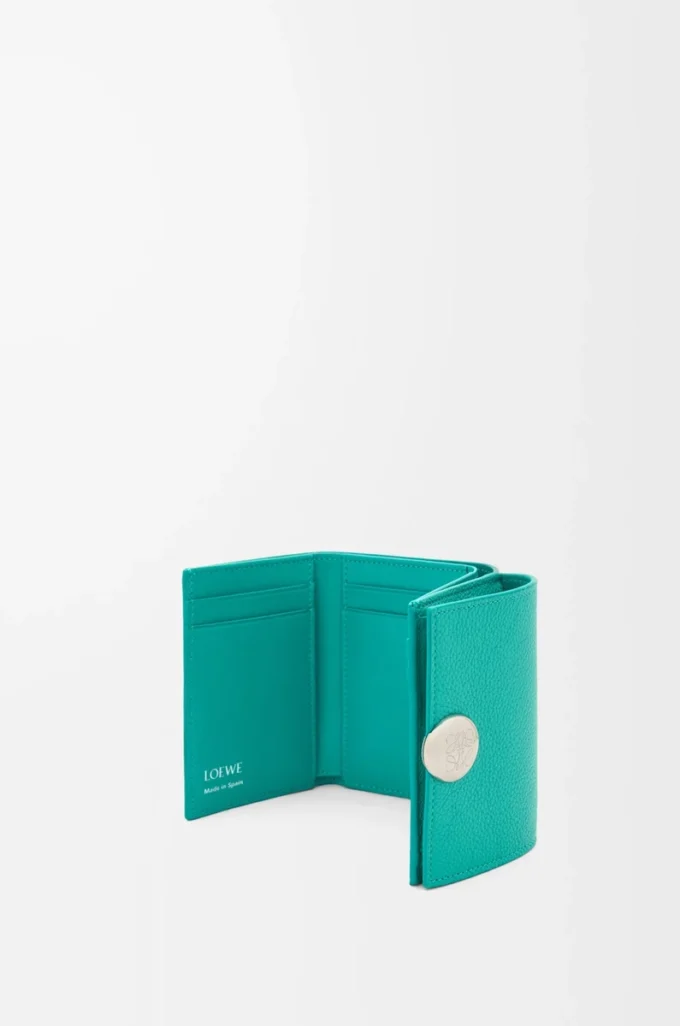 Cartera plegable de tres pliegues en piel de becerro granulado Pebble color aguamarina Cartera plegable de tres pliegues en piel de becerro granulado Pebble color aguamarina