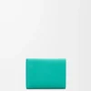 Cartera plegable de tres pliegues en piel de becerro granulado Pebble color aguamarina Cartera plegable de tres pliegues en piel de becerro granulado Pebble color aguamarina