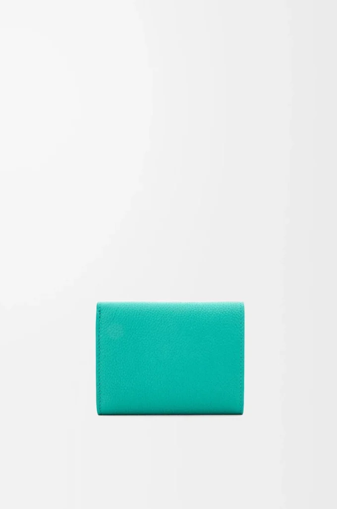 Cartera plegable de tres pliegues en piel de becerro granulado Pebble color aguamarina Cartera plegable de tres pliegues en piel de becerro granulado Pebble color aguamarina