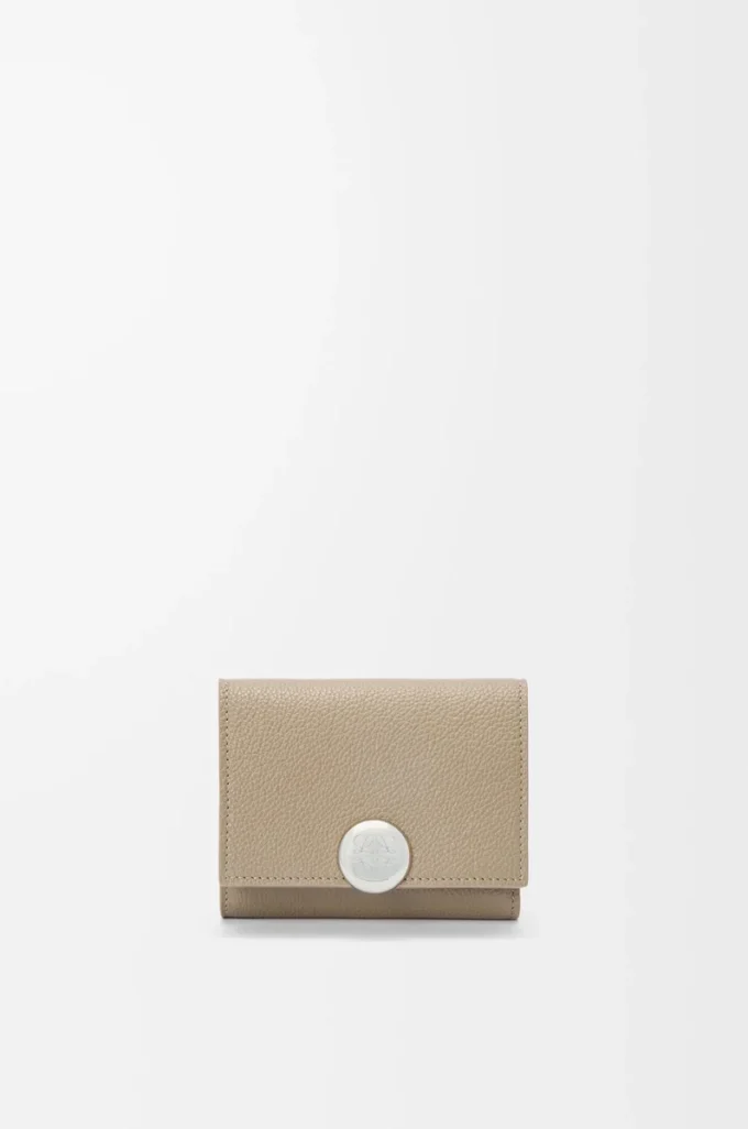 Cartera plegable de tres pliegues en piel de becerro granulado Pebble, color arcilla