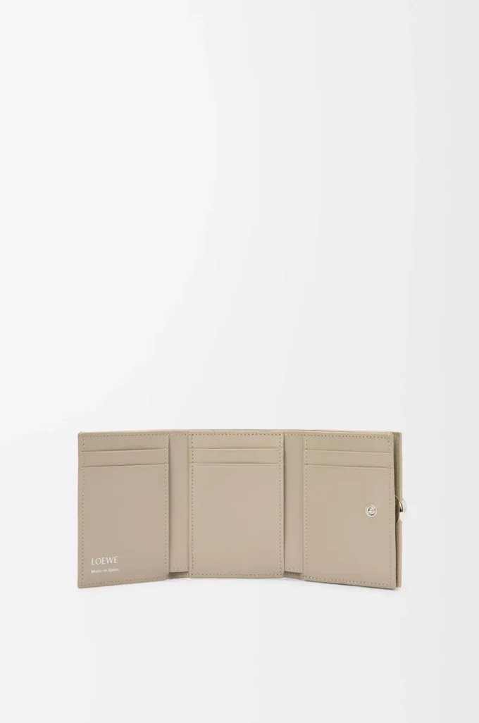 Cartera plegable de tres pliegues en piel de becerro granulado Pebble, color arcilla