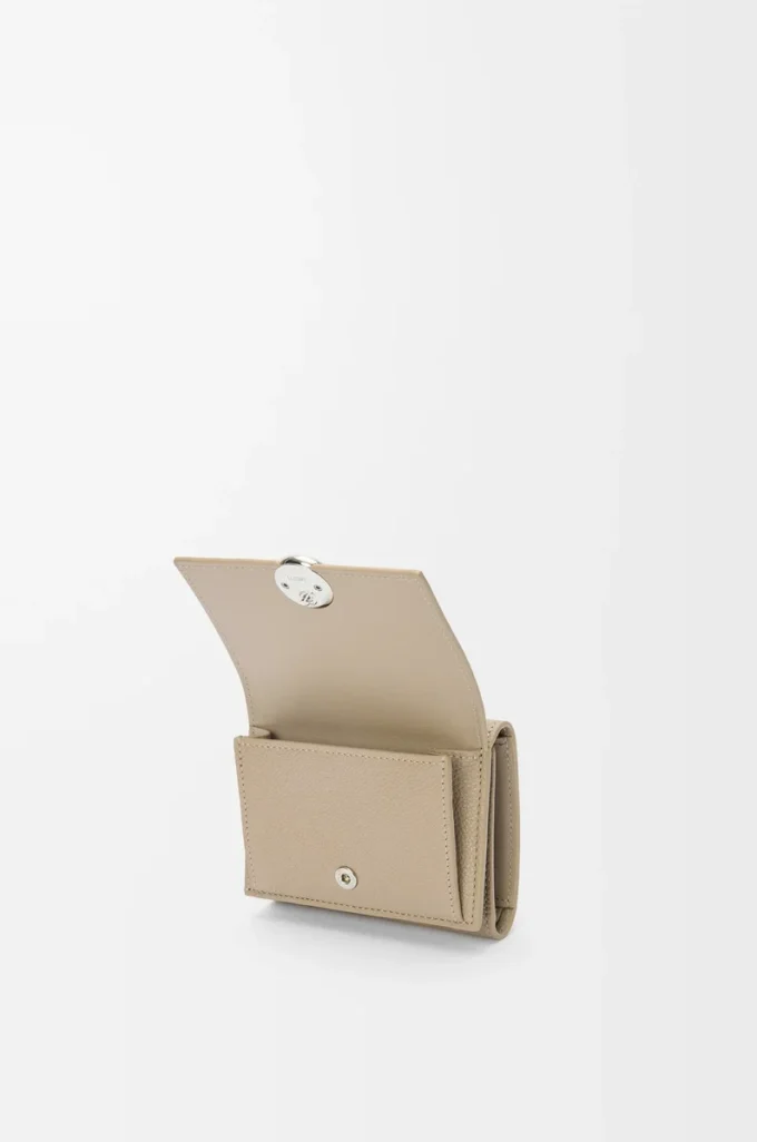 Cartera plegable de tres pliegues en piel de becerro granulado Pebble, color arcilla