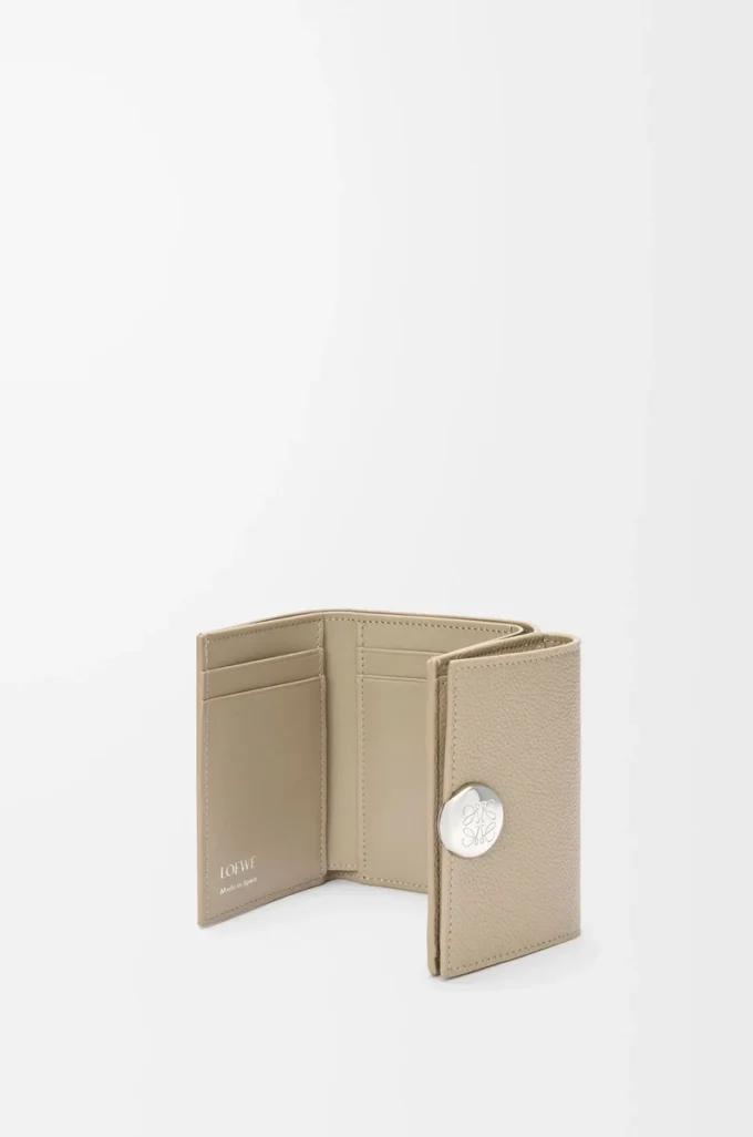Cartera plegable de tres pliegues en piel de becerro granulado Pebble, color arcilla