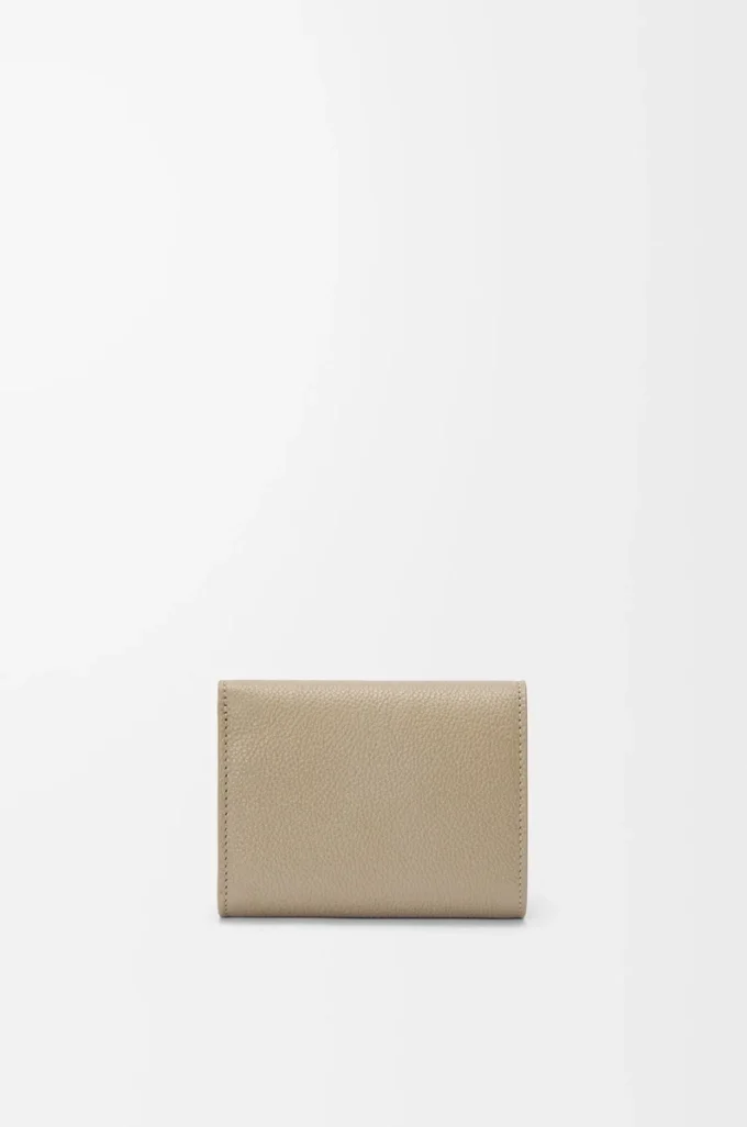 Cartera plegable de tres pliegues en piel de becerro granulado Pebble, color arcilla