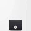 Cartera plegable de tres pliegues en piel de becerro granulado Pebble, color negro Cartera plegable de tres pliegues en piel de becerro granulado Pebble, color negro
