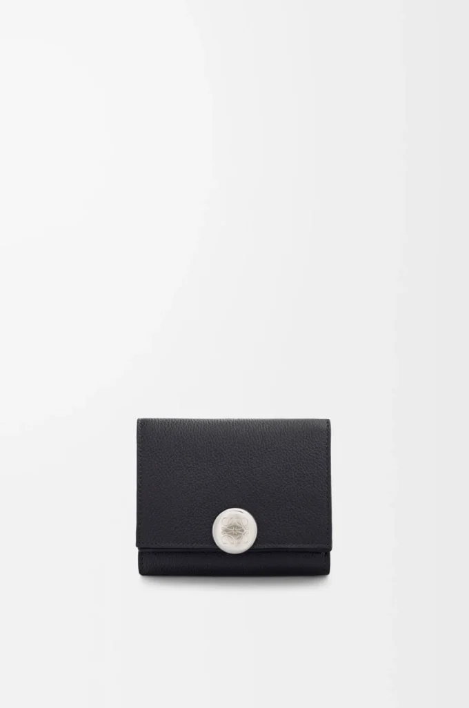Cartera plegable de tres pliegues en piel de becerro granulado Pebble, color negro Cartera plegable de tres pliegues en piel de becerro granulado Pebble, color negro