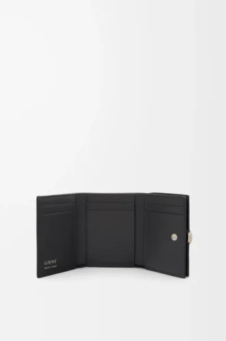 Cartera plegable de tres pliegues en piel de becerro granulado Pebble, color negro