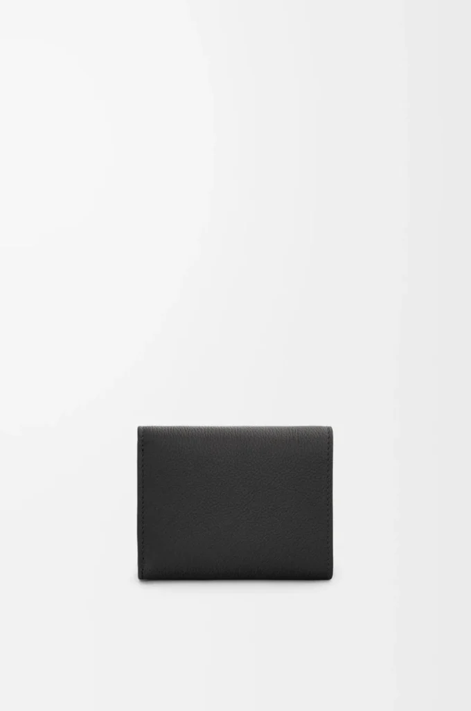 Cartera plegable de tres pliegues en piel de becerro granulado Pebble, color negro Cartera plegable de tres pliegues en piel de becerro granulado Pebble, color negro