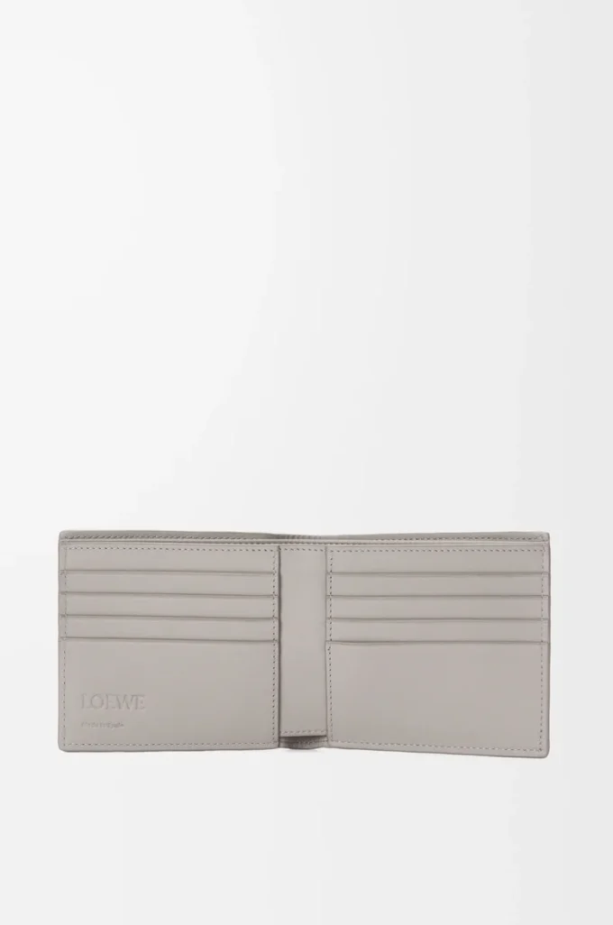 Cartera plegable en piel de becerro clásica texturizada Shell Grey Cartera plegable en piel de becerro clásica texturizada Shell Grey