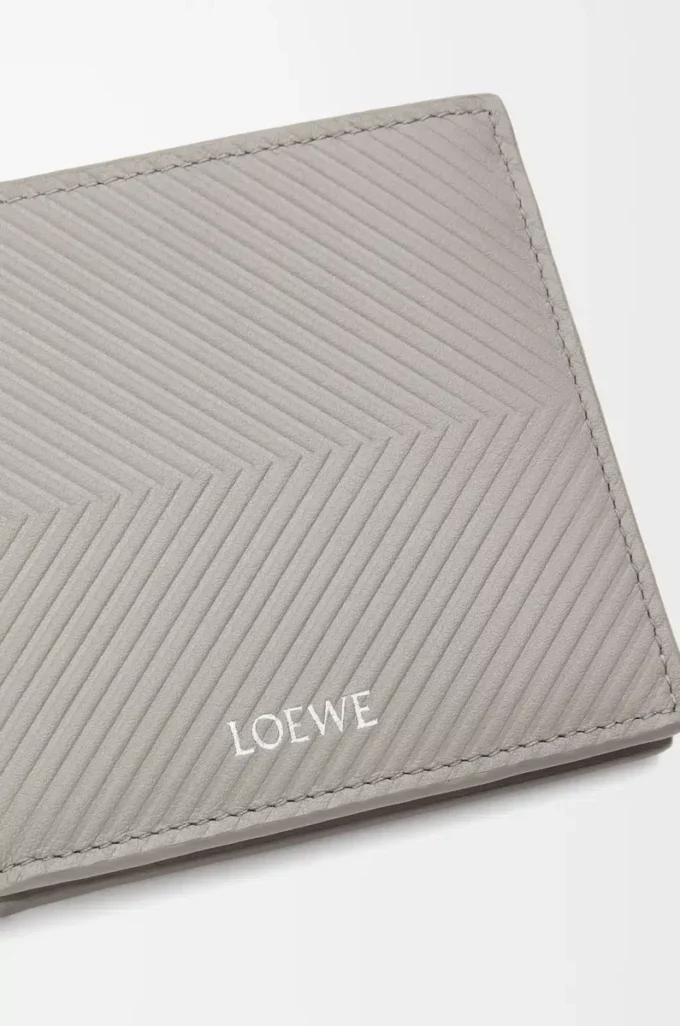 Cartera plegable en piel de becerro clásica texturizada Shell Grey Cartera plegable en piel de becerro clásica texturizada Shell Grey