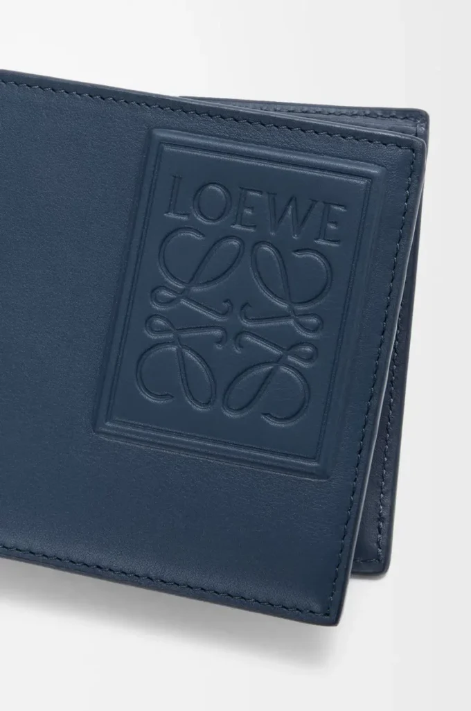 Cartera plegable para monedas en piel de becerro satinada teñida en índigo