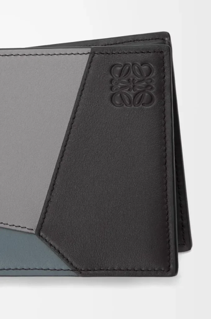 Cartera plegable para monedas Puzzle en piel de becerro clásica Asphalt Grey/Storm Blue Cartera plegable para monedas Puzzle en piel de becerro clásica Asphalt Grey/Storm Blue