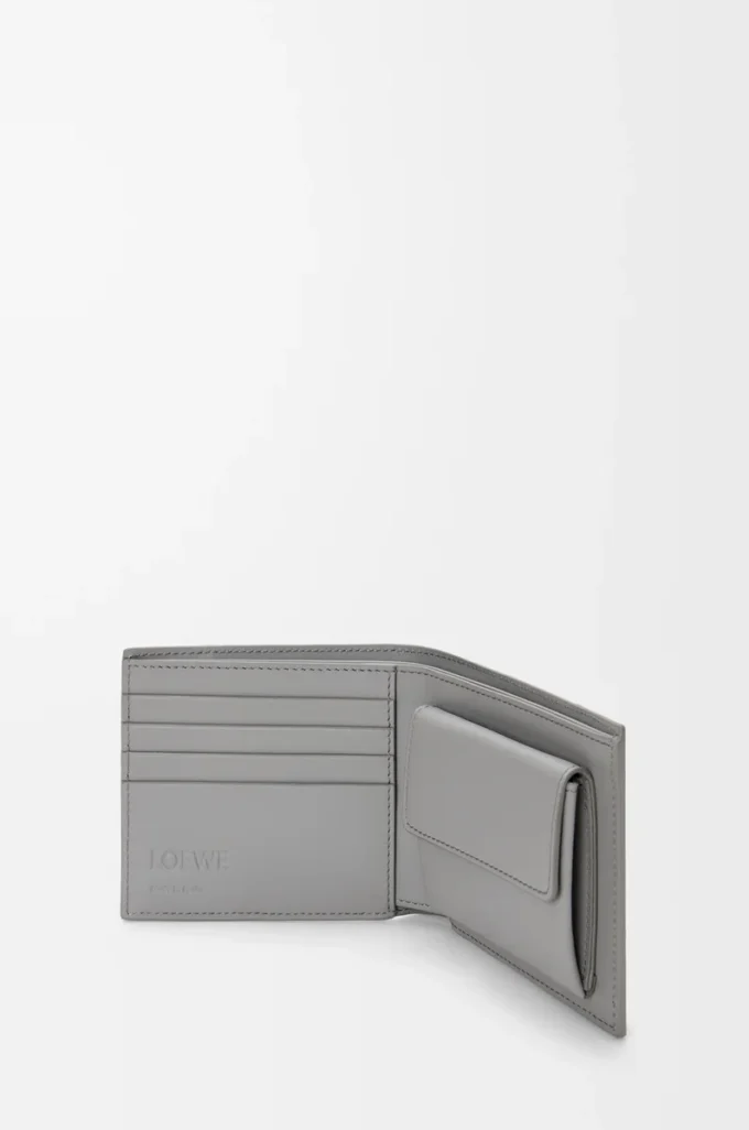 Cartera plegable para monedas Puzzle en piel de becerro clásica, color marrón invierno/gris ceniza. Cartera plegable para monedas Puzzle en piel de becerro clásica, color marrón invierno/gris ceniza.