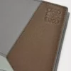 Cartera plegable para monedas Puzzle en piel de becerro clásica, color marrón invierno/gris ceniza. Cartera plegable para monedas Puzzle en piel de becerro clásica, color marrón invierno/gris ceniza.