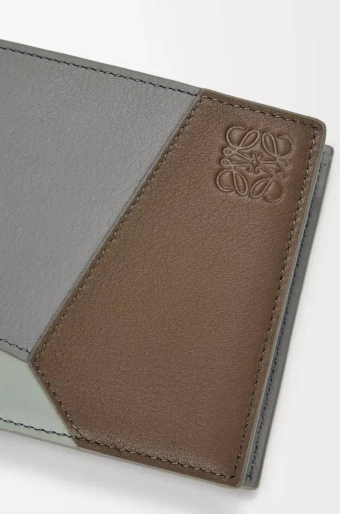Cartera plegable para monedas Puzzle en piel de becerro clásica, color marrón invierno/gris ceniza. Cartera plegable para monedas Puzzle en piel de becerro clásica, color marrón invierno/gris ceniza.