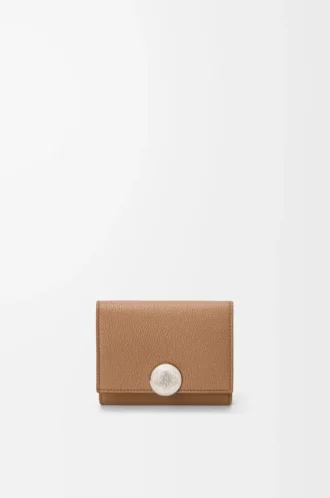 Cartera plegable Pebble en piel de becerro granulado color moca