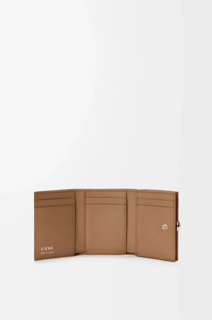 Cartera plegable Pebble en piel de becerro granulado color moca Cartera plegable Pebble en piel de becerro granulado color moca