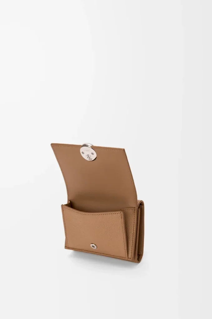 Cartera plegable Pebble en piel de becerro granulado color moca Cartera plegable Pebble en piel de becerro granulado color moca